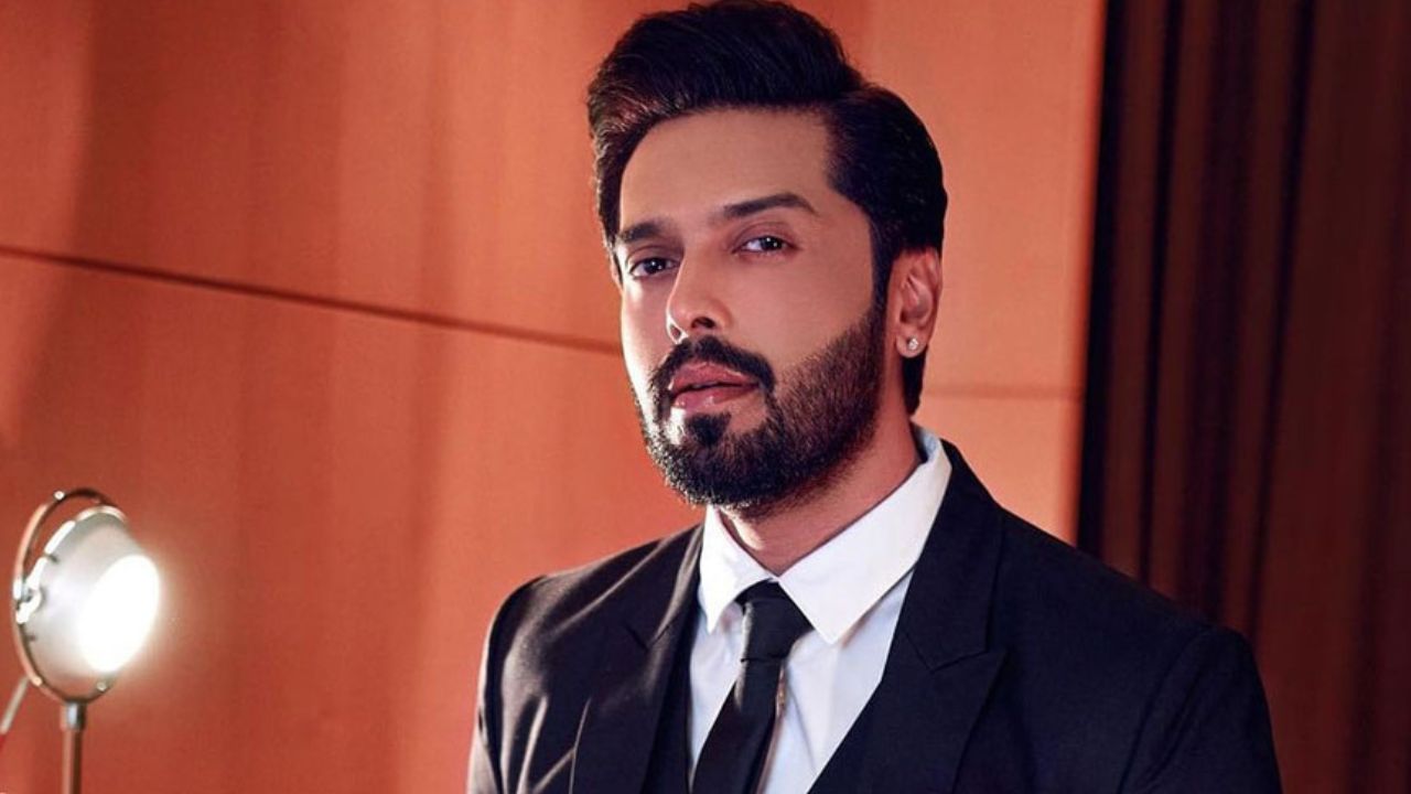 VIDEO: Fahad Mustafa’s heartwarming interaction with fan goes viral