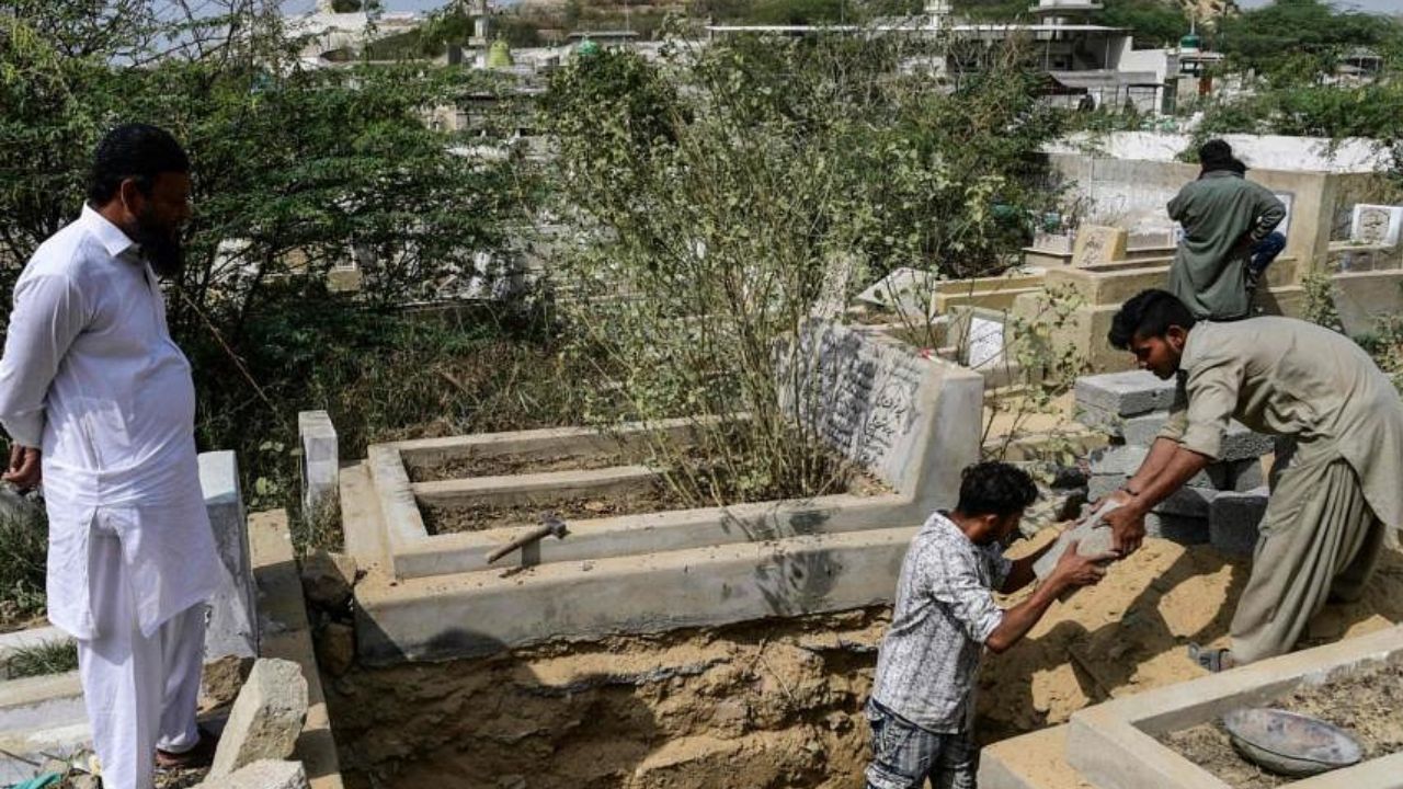 Burials in Karachi will be on govt rates from now onwards