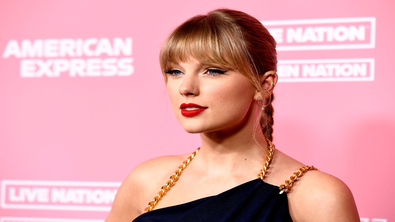 Taylor Swift and Donna Kelce Cheer for Travis Kelce Together