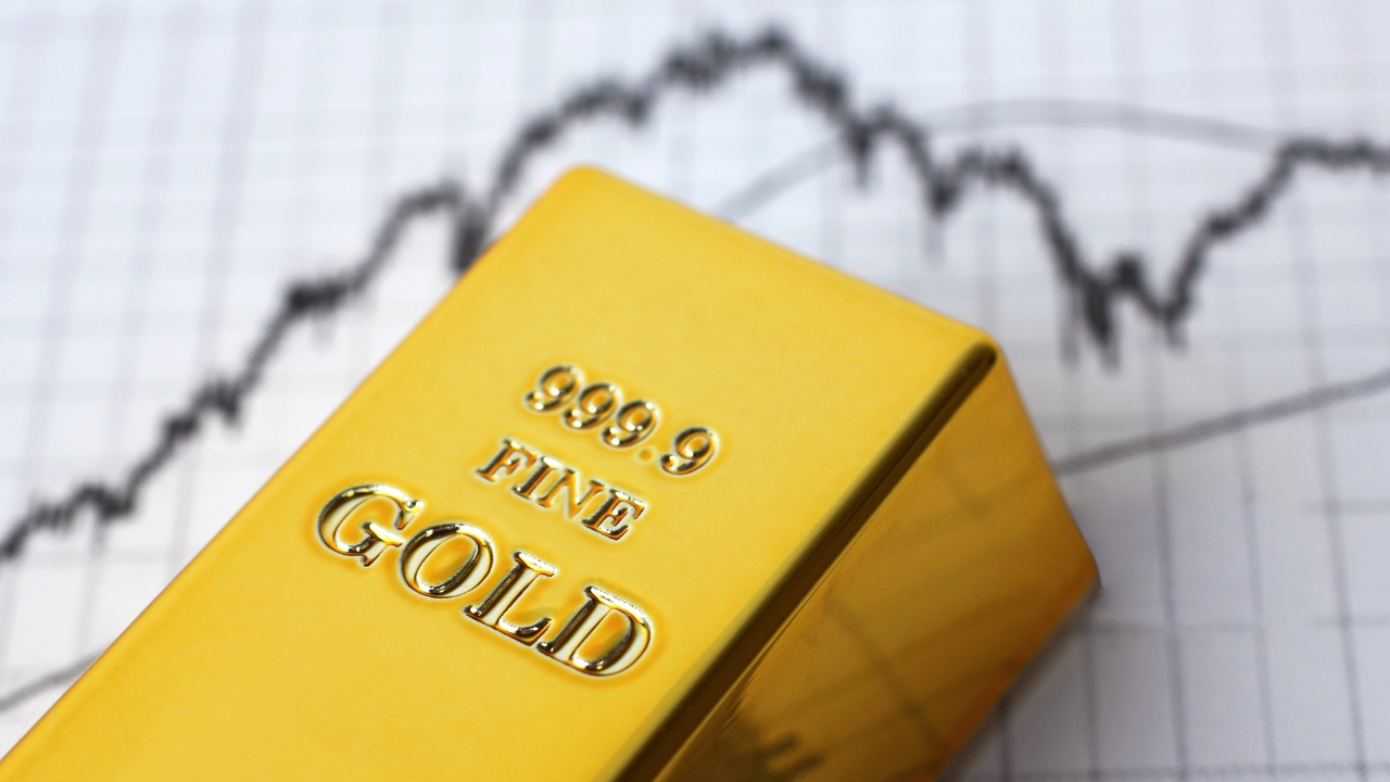 Gold prices drop to Rs 338,800 per tola