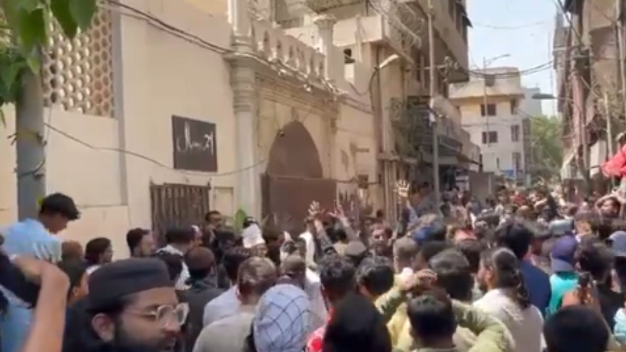 Man ‘lynched’ as religiopolitical party members storm Ahmadi worship place in Karachi