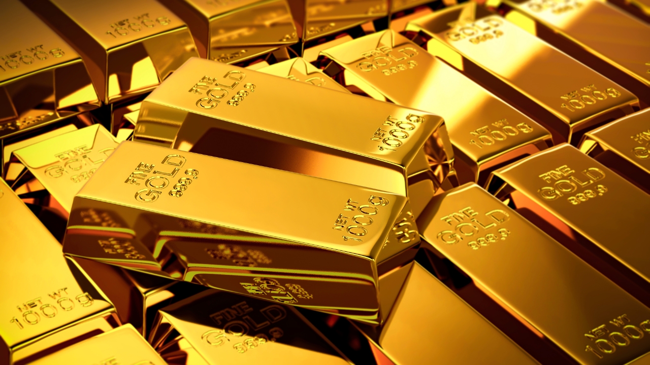 Gold prices dip slightly after touching record high of Rs350,000 per tola