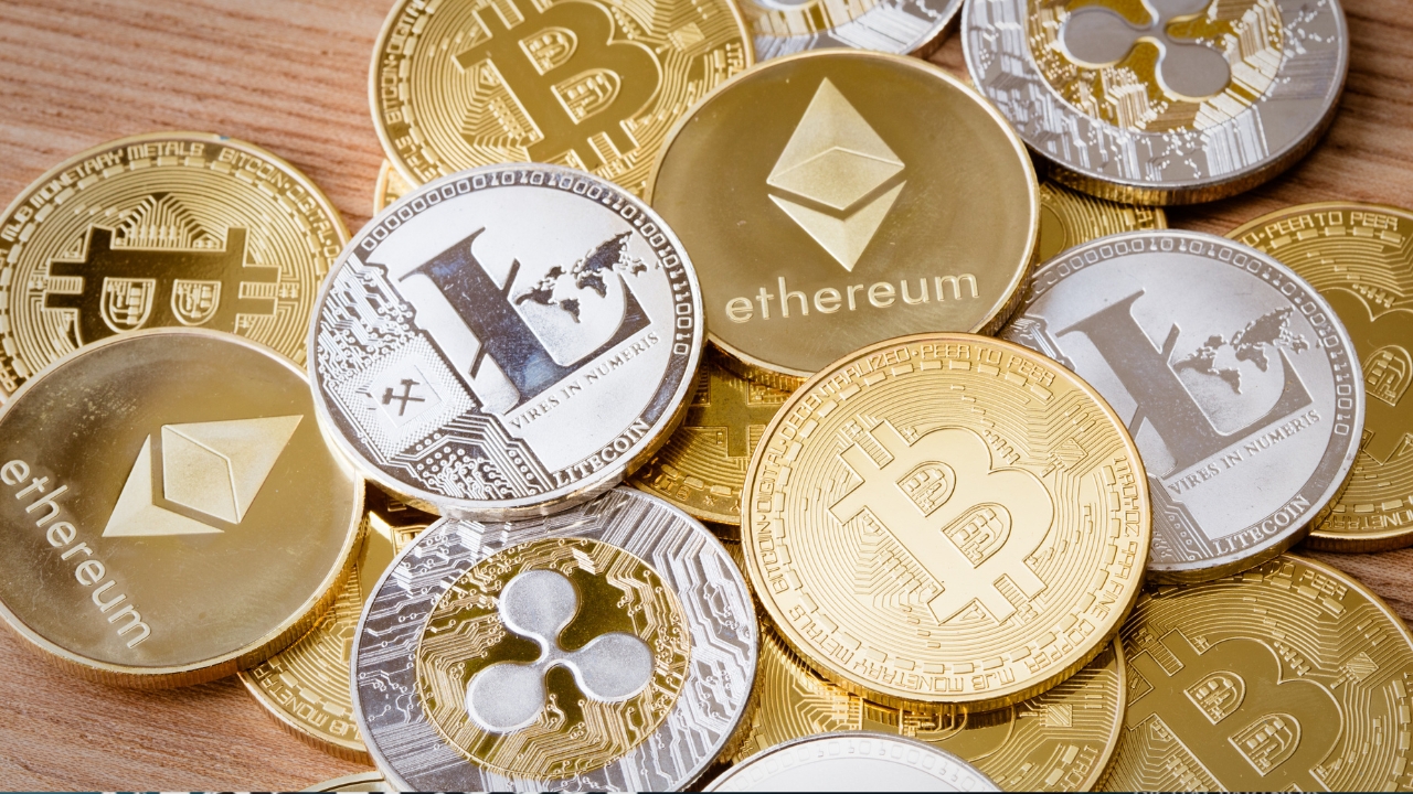 Govt to grant licenses for crypto operations to banks, exchange companies
