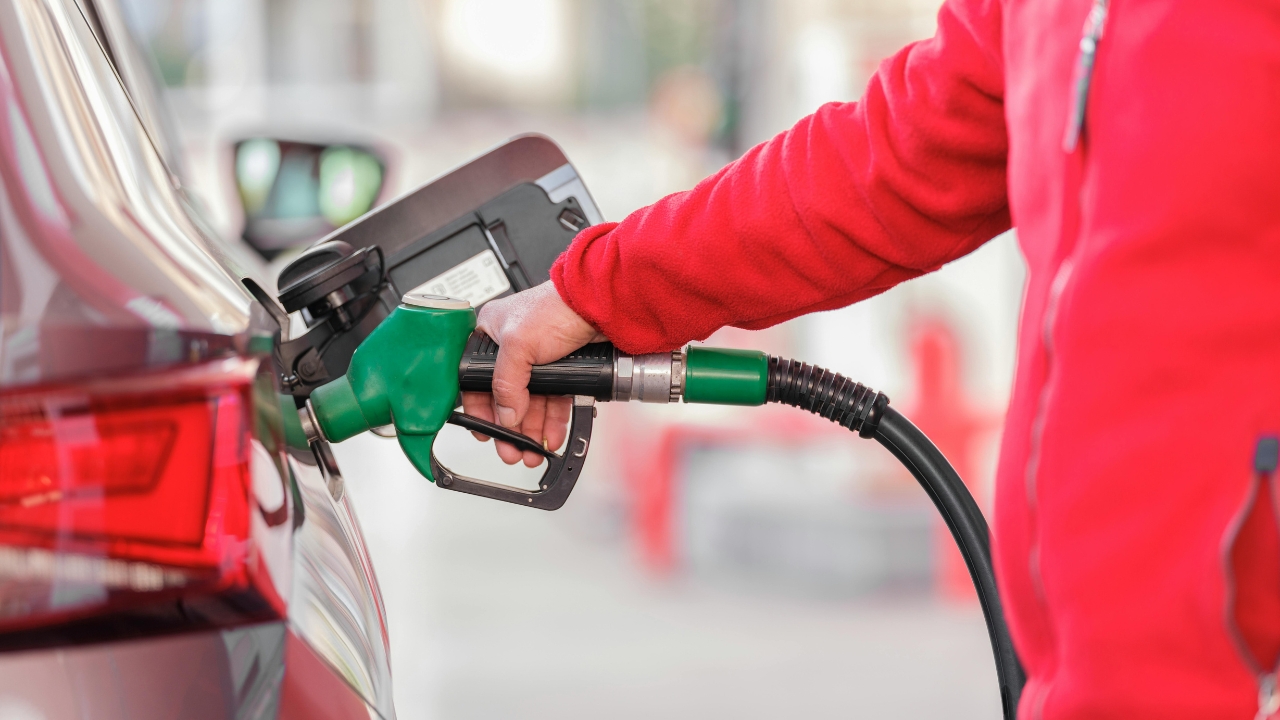 Diesel prices plummet by Rs12.84, petrol prices remain same