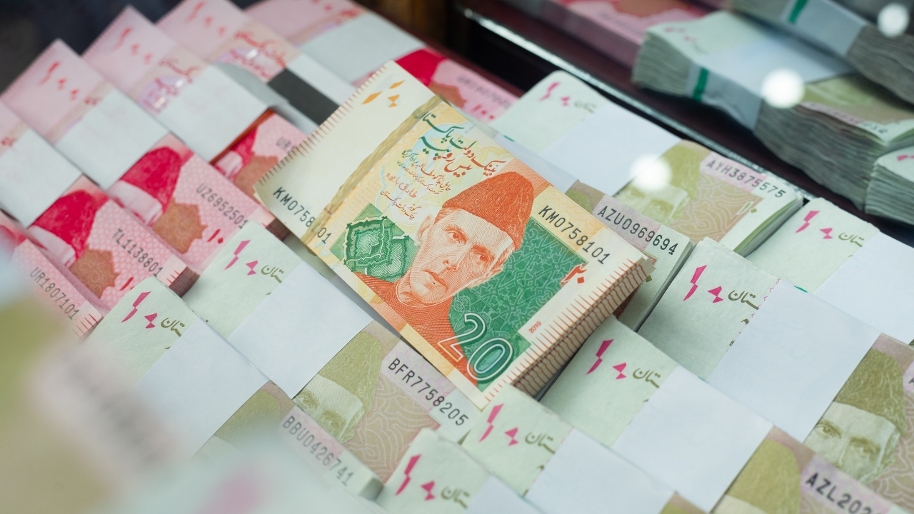 T-bill auction draws bids of Rs1.385 trillion, govt raises Rs527 billion