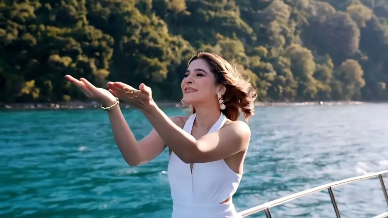Internet divided as Ayesha Omar announces hosting Pakistan’s first-ever dating show