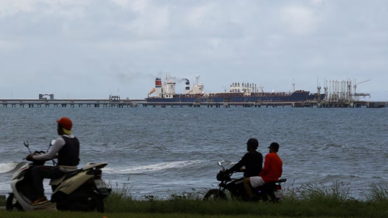 Oil falls as markets downplay impact of Venezuela crisis