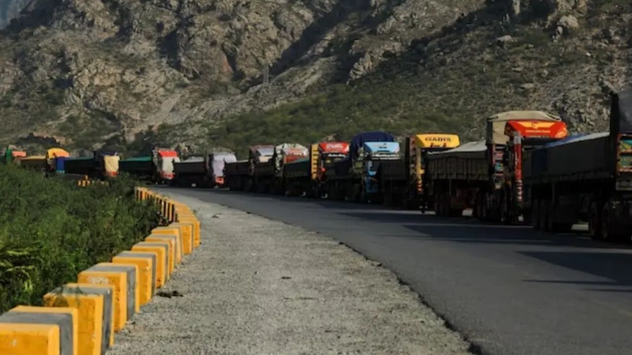 Commerce ministry clears re-export of Afghan transit cargo stuck at ports