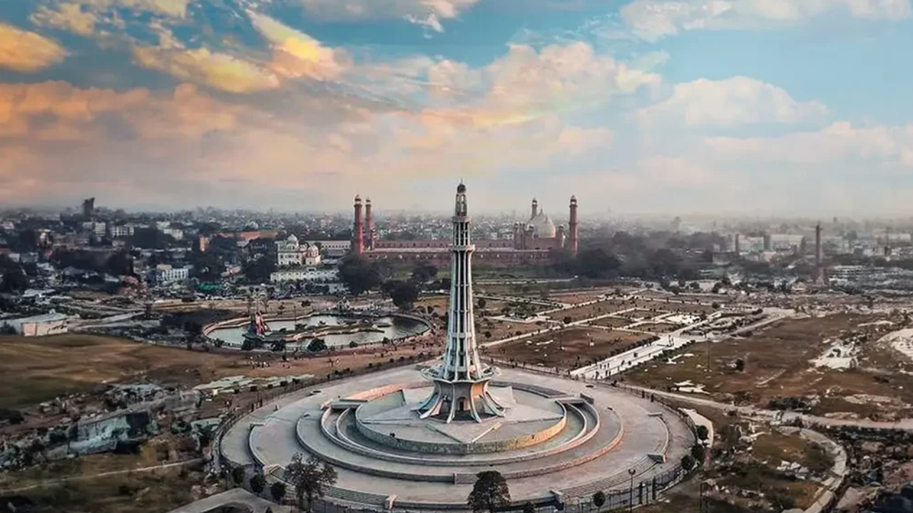 Lahore to be divided  into two administrative districts: reports