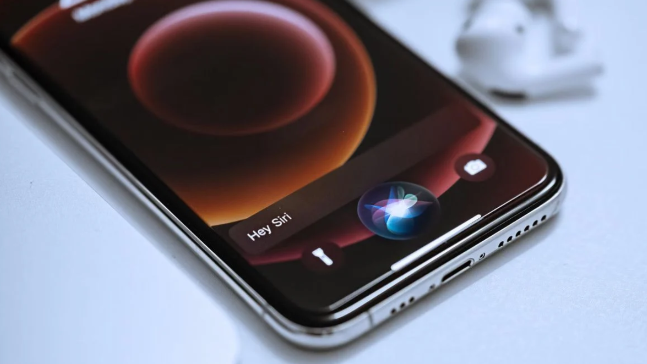 Apple to transform Siri into AI chatbot embedded across devices