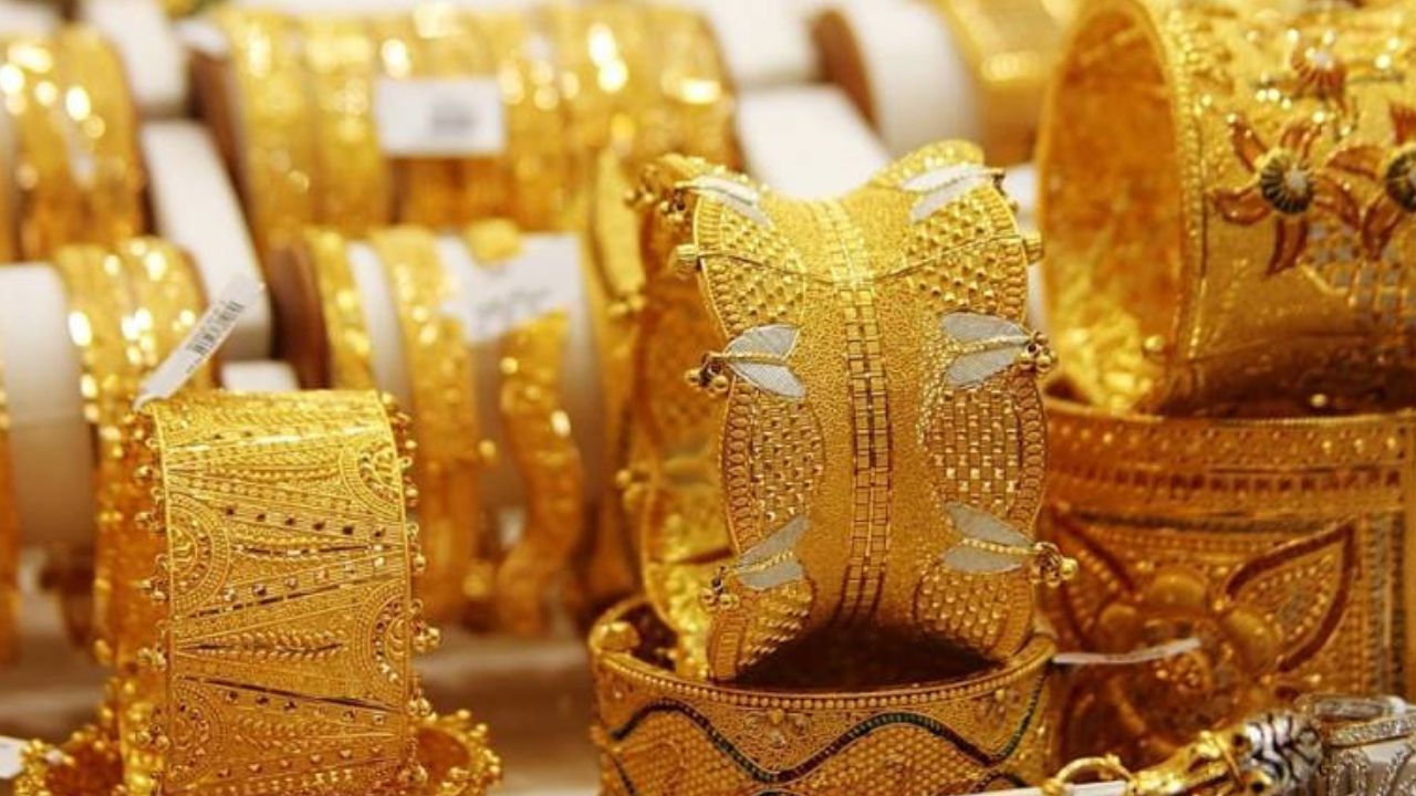 Gold jumps Rs14,800 per tola as prices rise globally